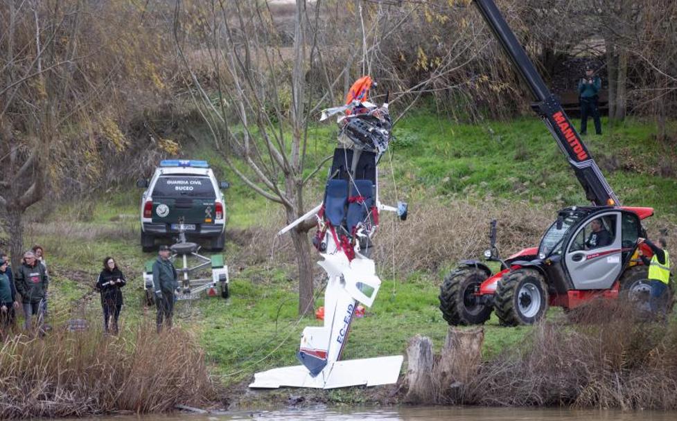 Los agentes de la Guardia Civil sacan del agua el ultraligero.