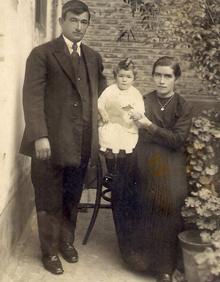 Imagen secundaria 2 - Felipe Morales Pajares, en su obrador de Nava del Rey. Abajo, Pili y su hijo Luis muestran una bandeja de dulces. Junto a ellos, Mariano y Pilar Celemín.