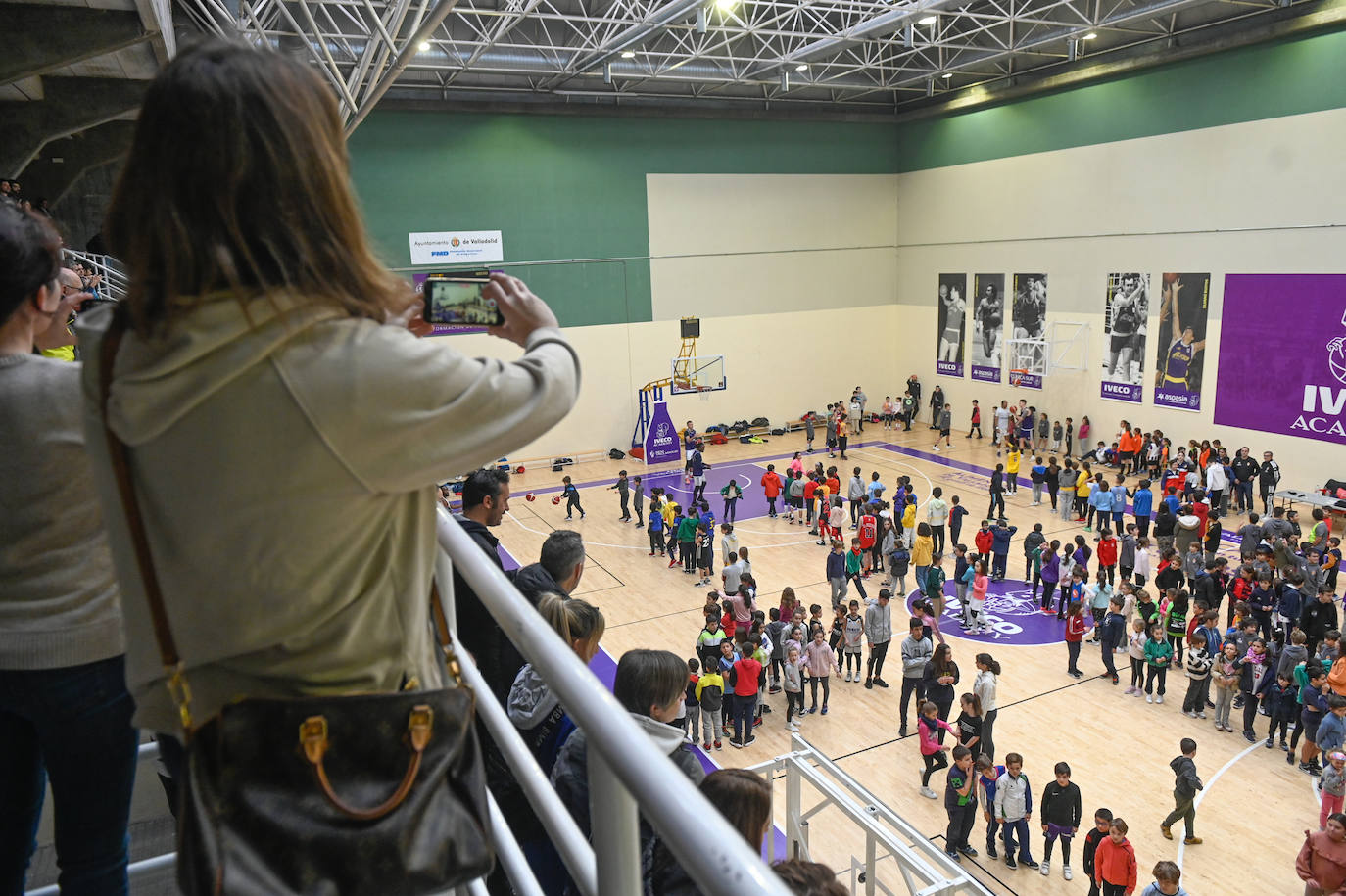 Fotos: El Real Valladolid de Baloncesto entrena con 500 niños