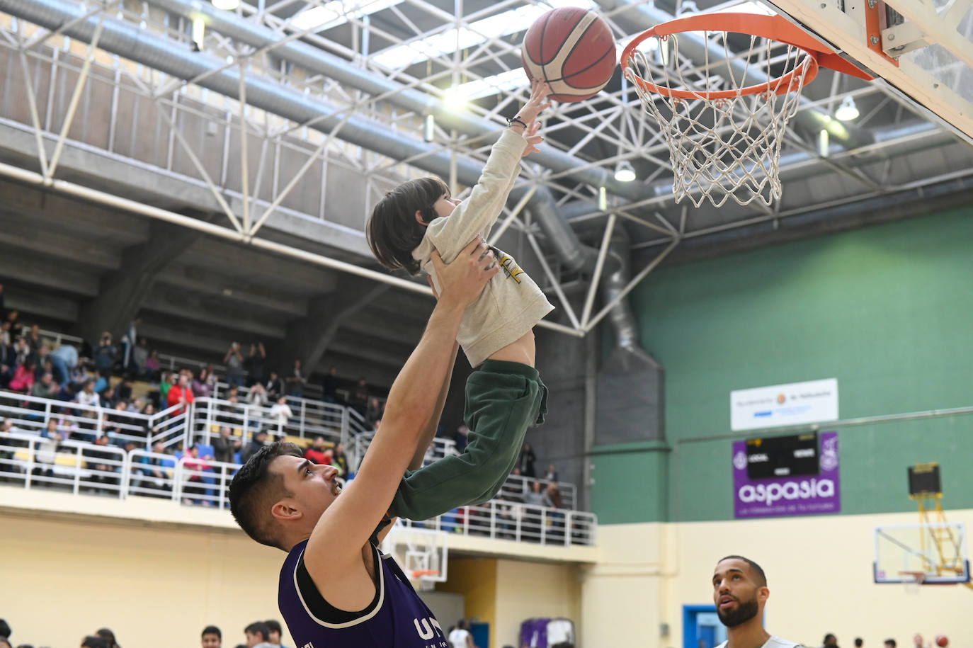 Fotos: El Real Valladolid de Baloncesto entrena con 500 niños