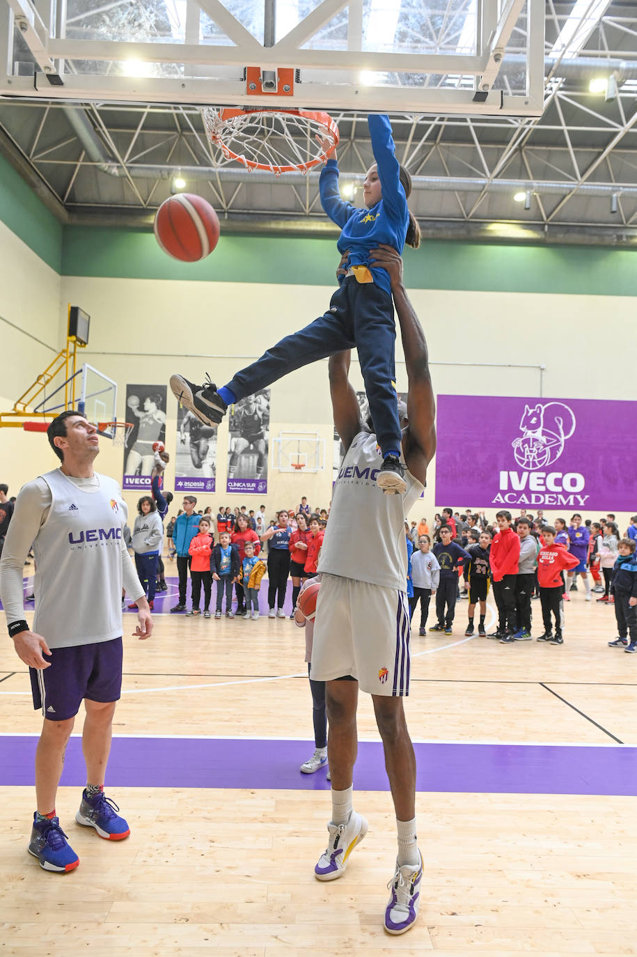 Fotos: El Real Valladolid de Baloncesto entrena con 500 niños