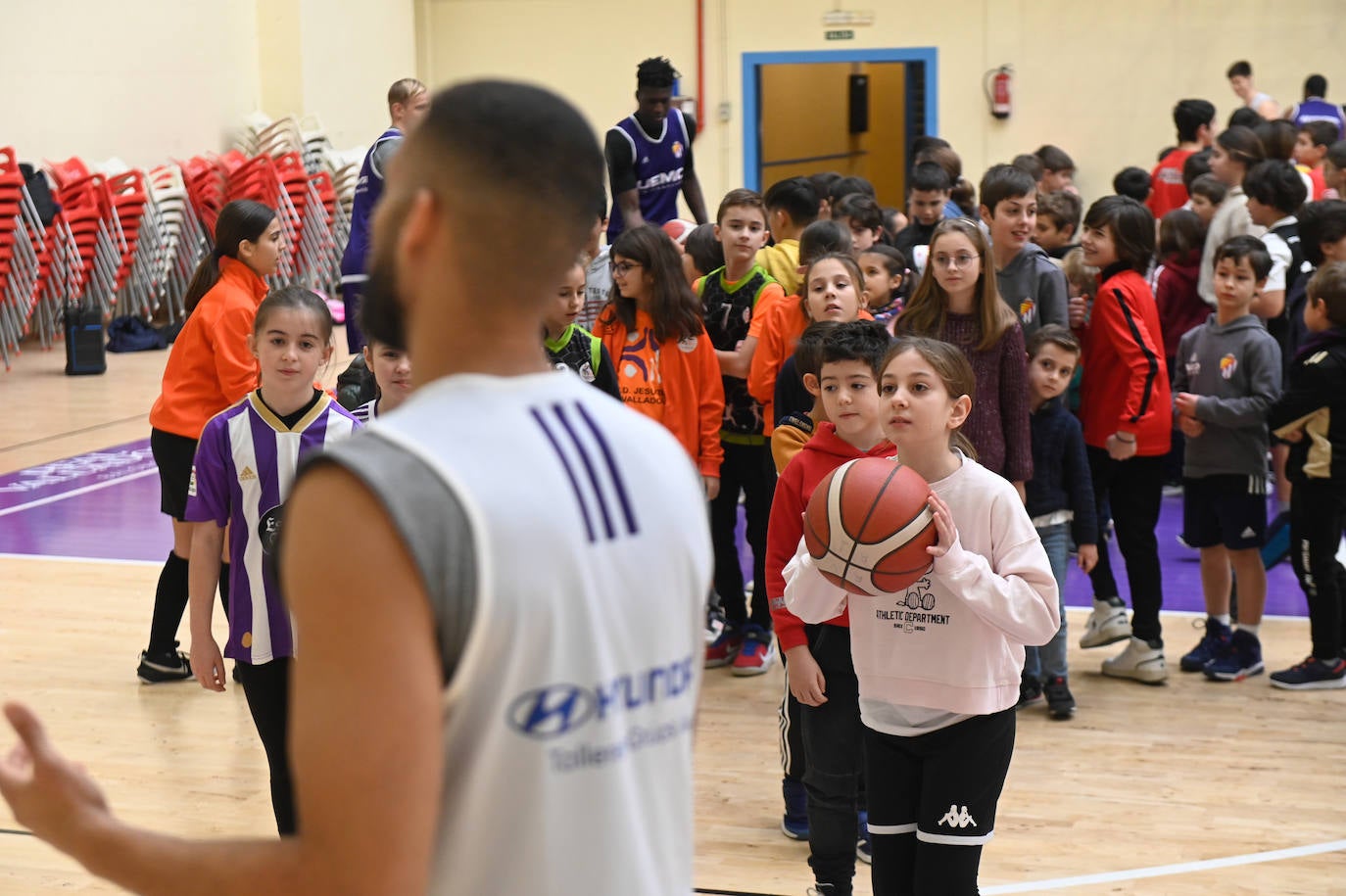 Fotos: El Real Valladolid de Baloncesto entrena con 500 niños