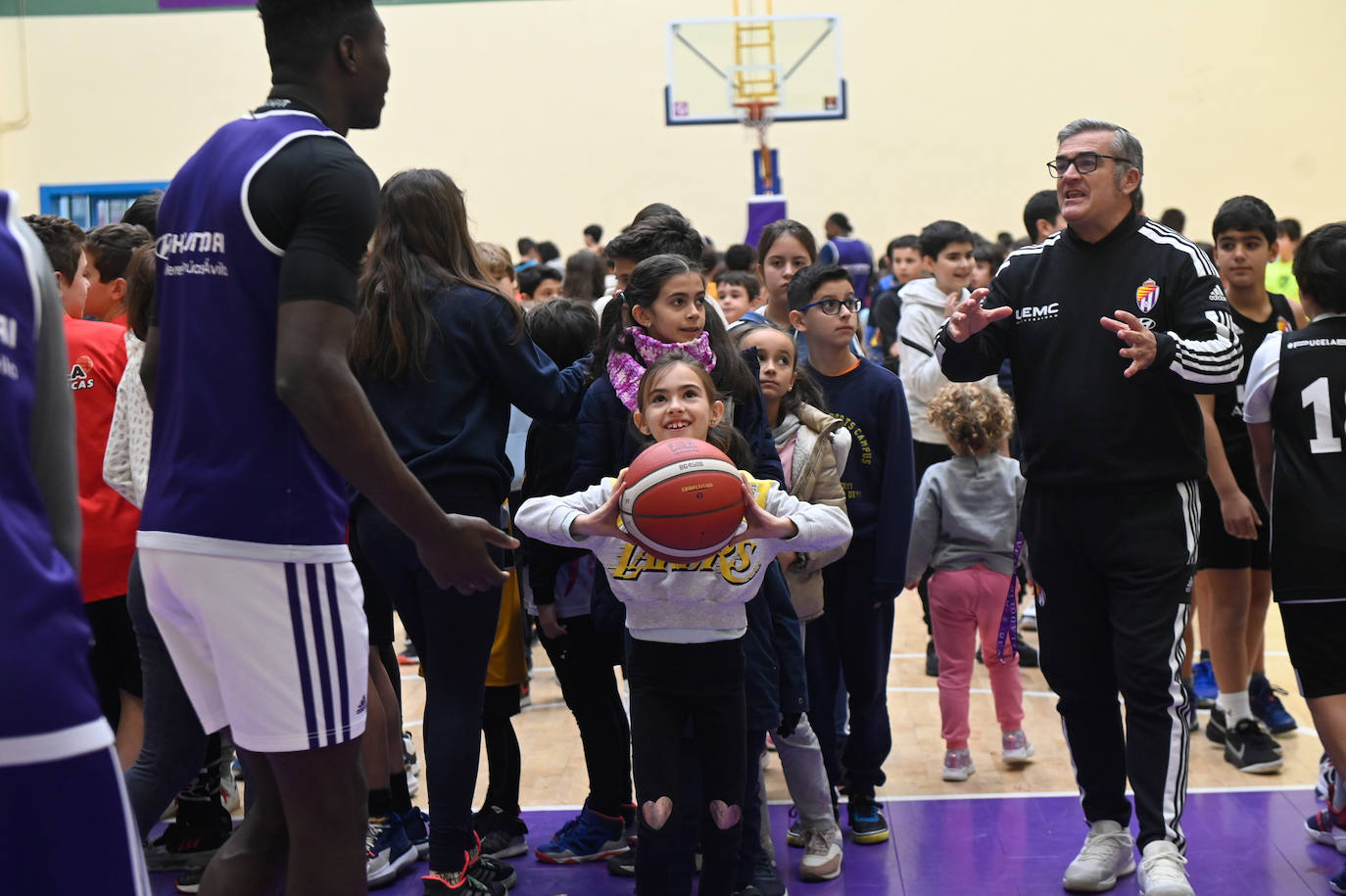 Fotos: El Real Valladolid de Baloncesto entrena con 500 niños