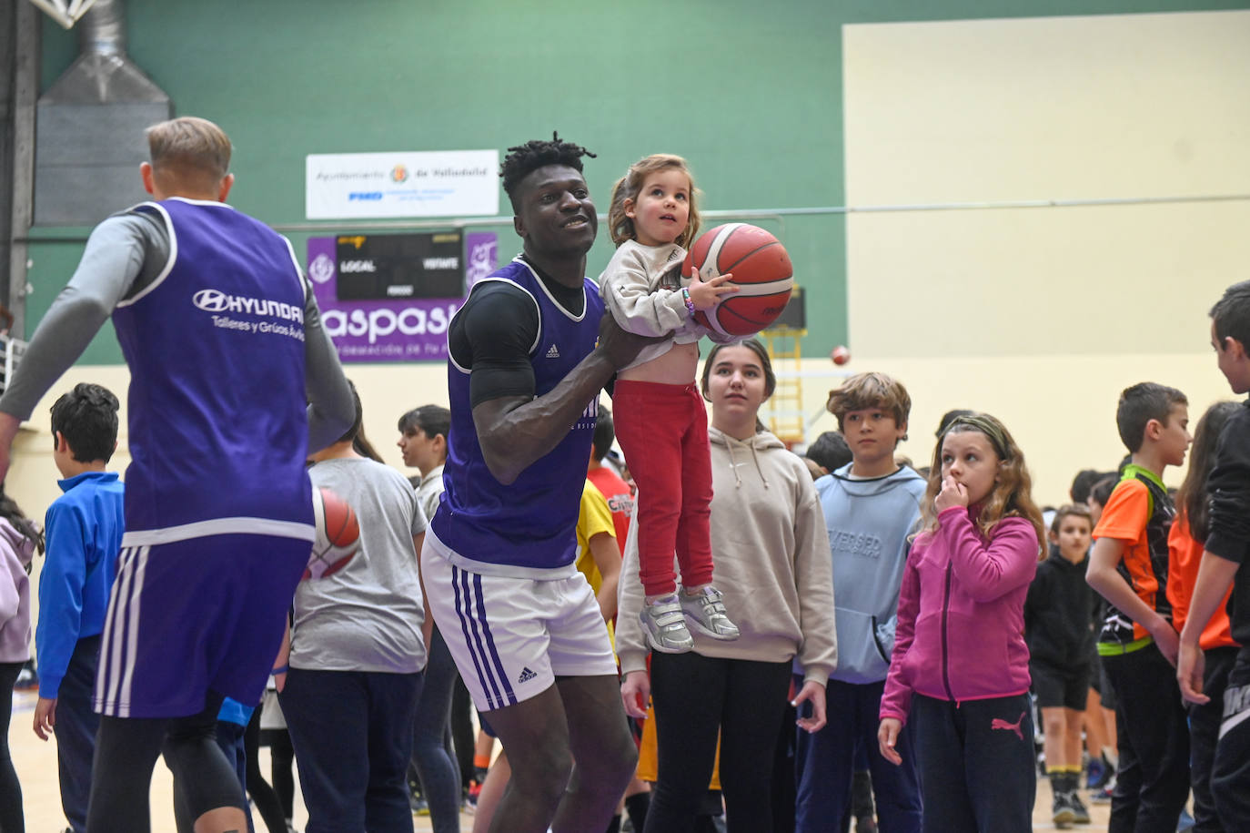 Fotos: El Real Valladolid de Baloncesto entrena con 500 niños