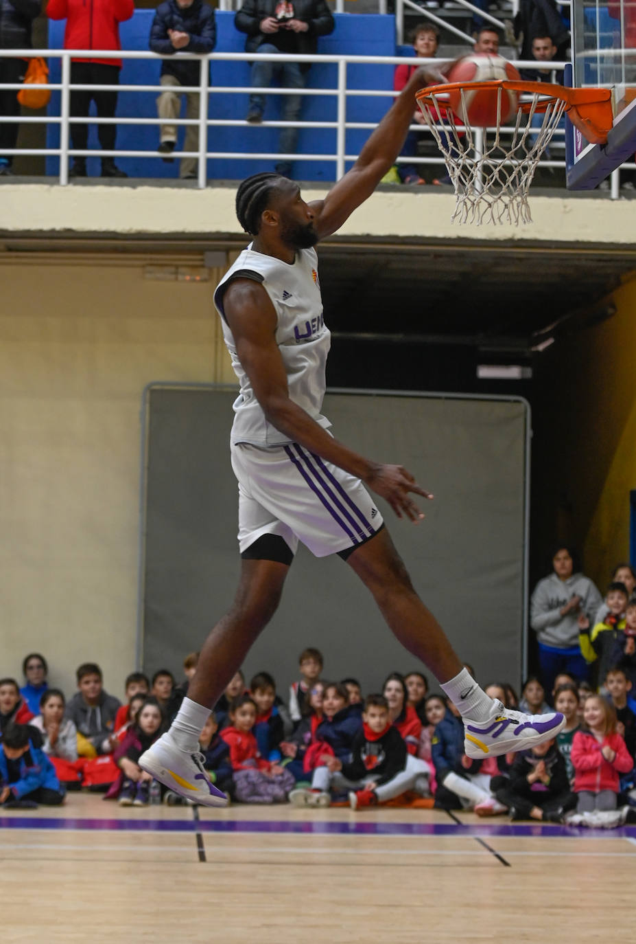 Fotos: El Real Valladolid de Baloncesto entrena con 500 niños