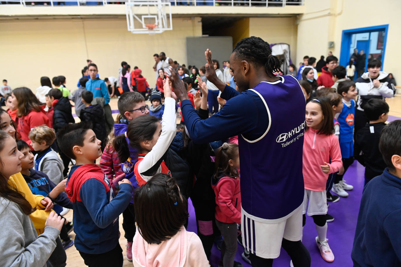 Fotos: El Real Valladolid de Baloncesto entrena con 500 niños