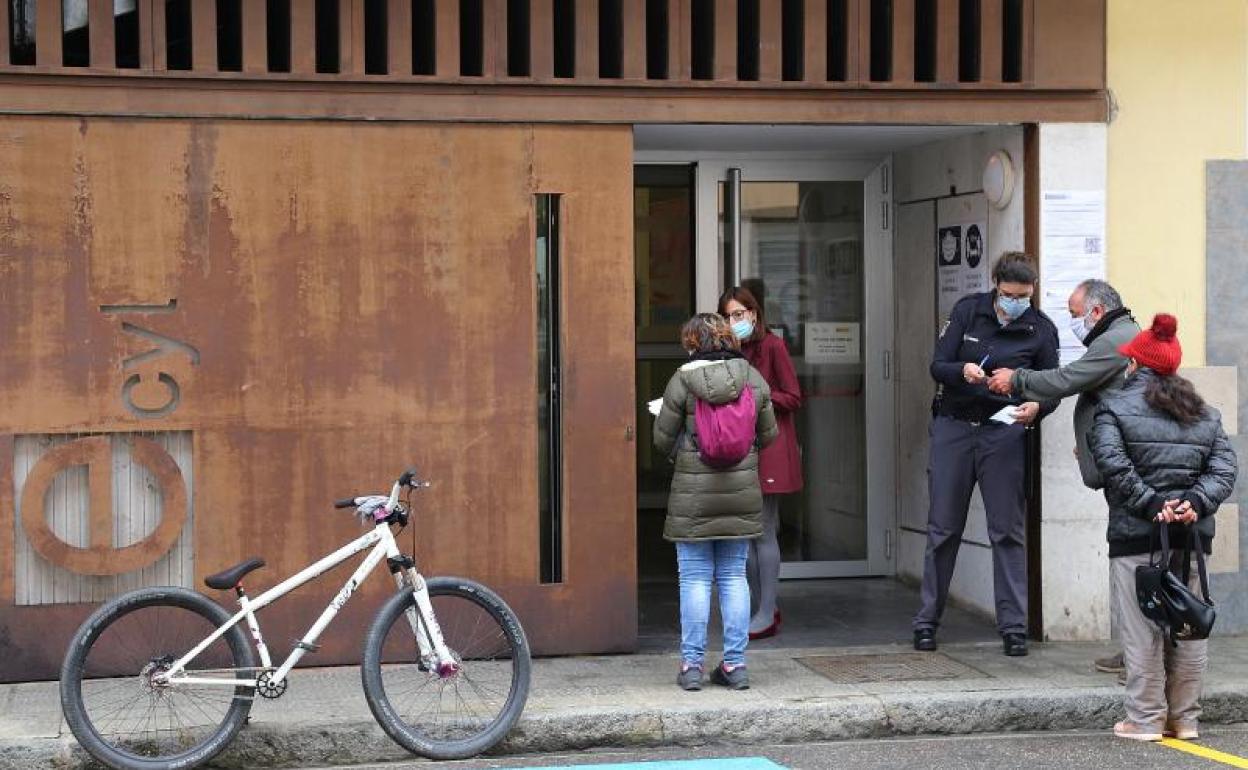 Exterior de la oficina del Ecyl en Palencia. 