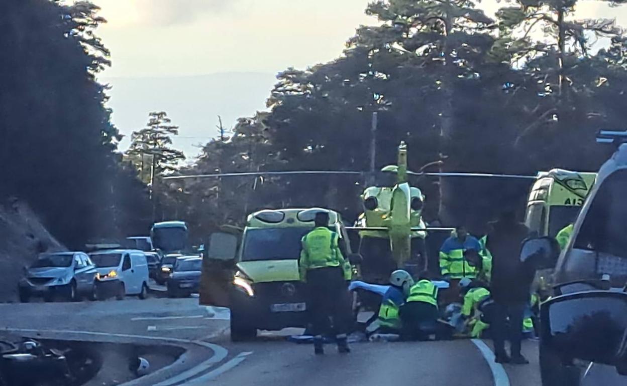 Asistencia sanitaria prestada al motorista accidentado este martes en la subida a Navacerrada por Madrid. 