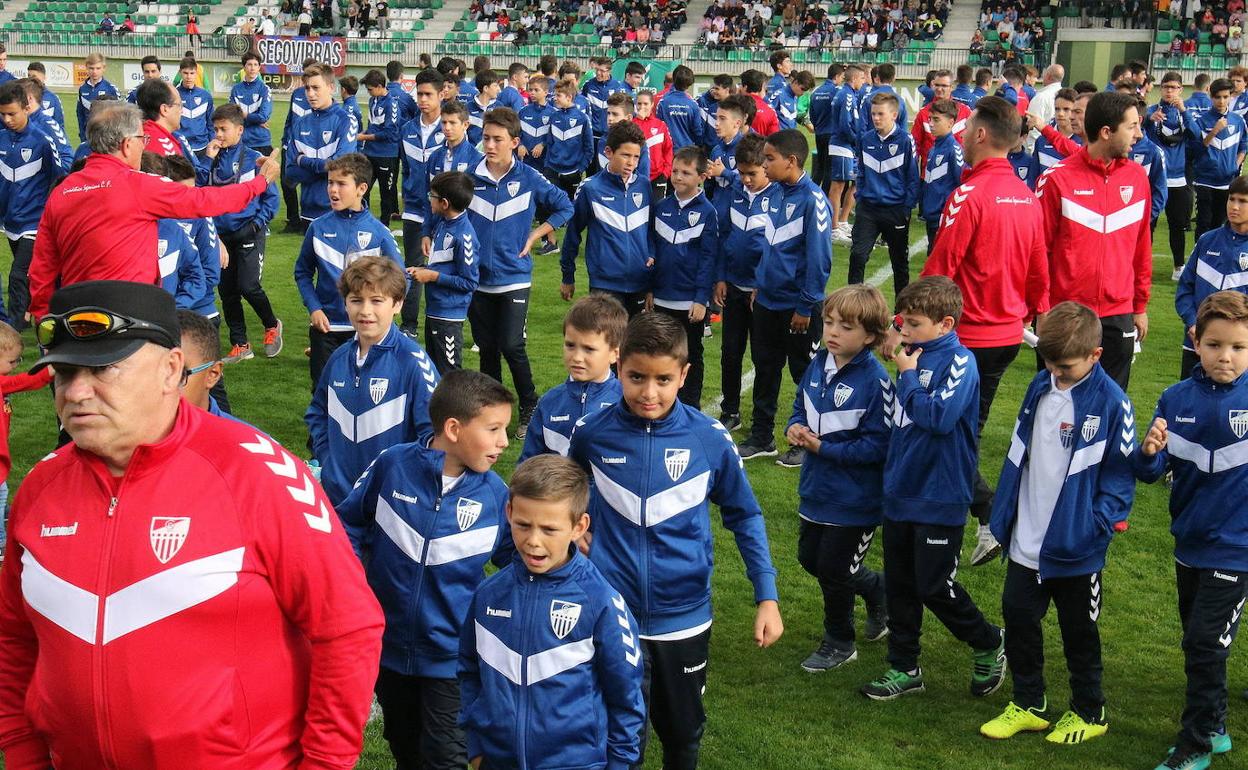 Niños y técnicos que forman la familia canterana de la Gimnástica Segoviana. 