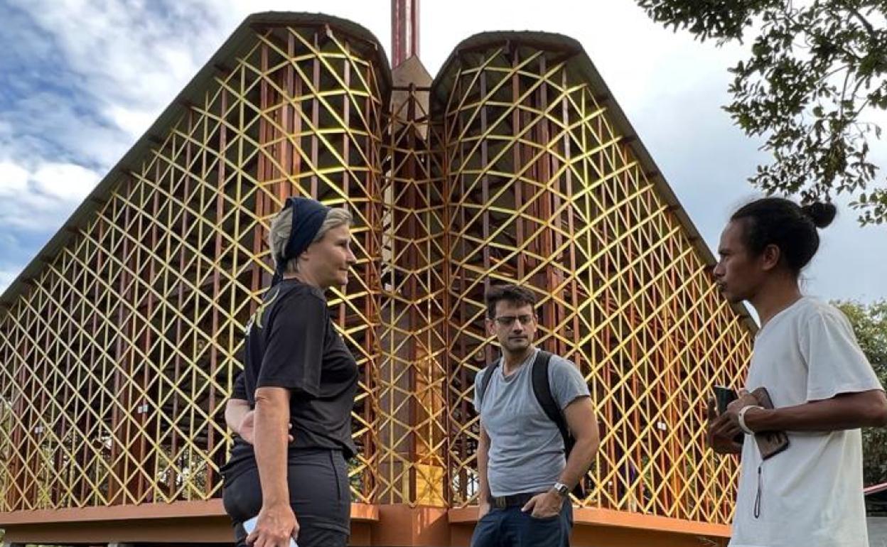 Paco García Moro (centro) junto al Oratorio San Javier que diseñó en Umphang (Tailandia).