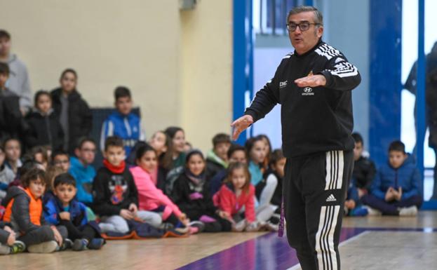 Paco García ejerció de maestro de ceremonias y conectó con los más pequeños. 