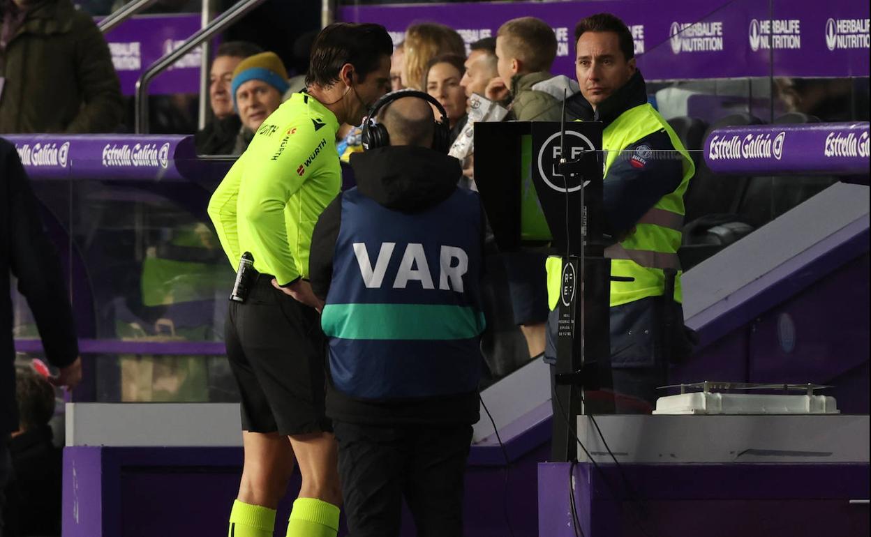 Munuera Montero revisa en la pantalla la acción de la mano de Javi Sánchez ante el Real Madrid. 