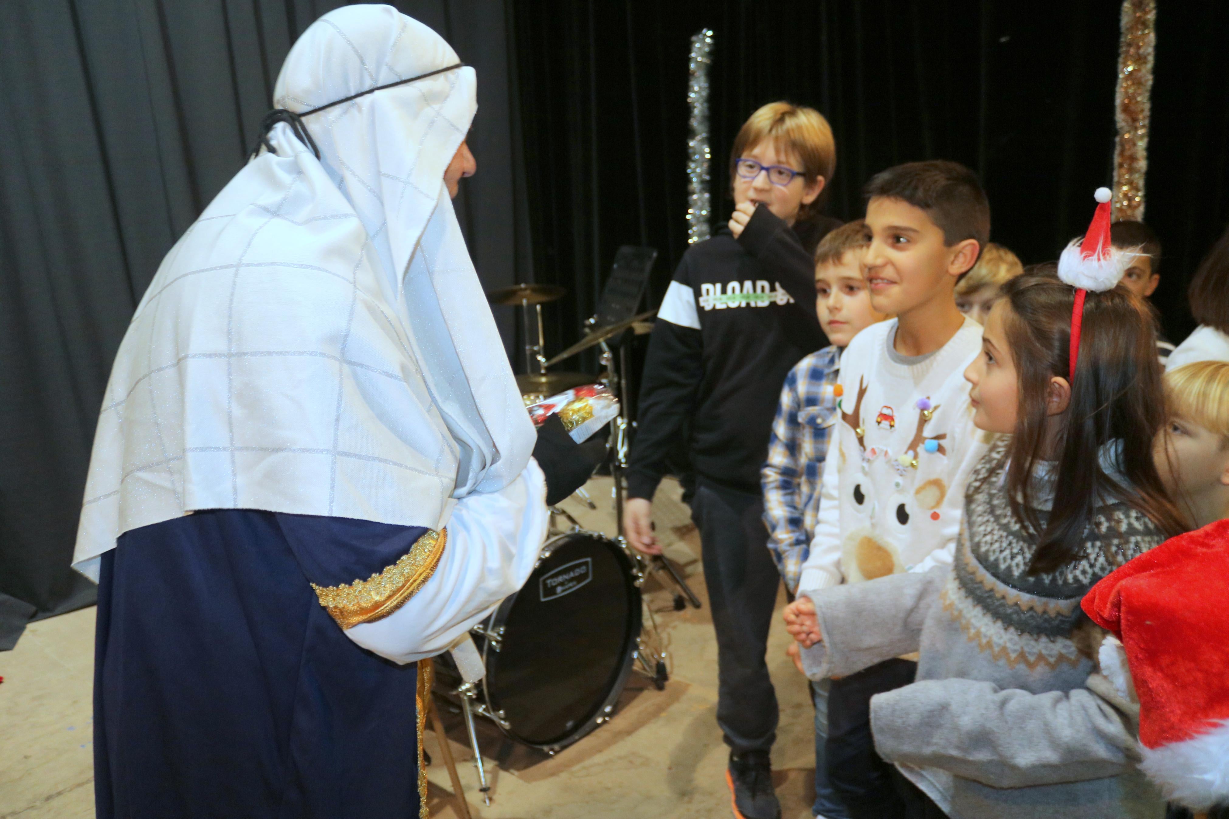 El Paje Real recogió las cartas de los niños y repartió numerosos regalos en Baltanás