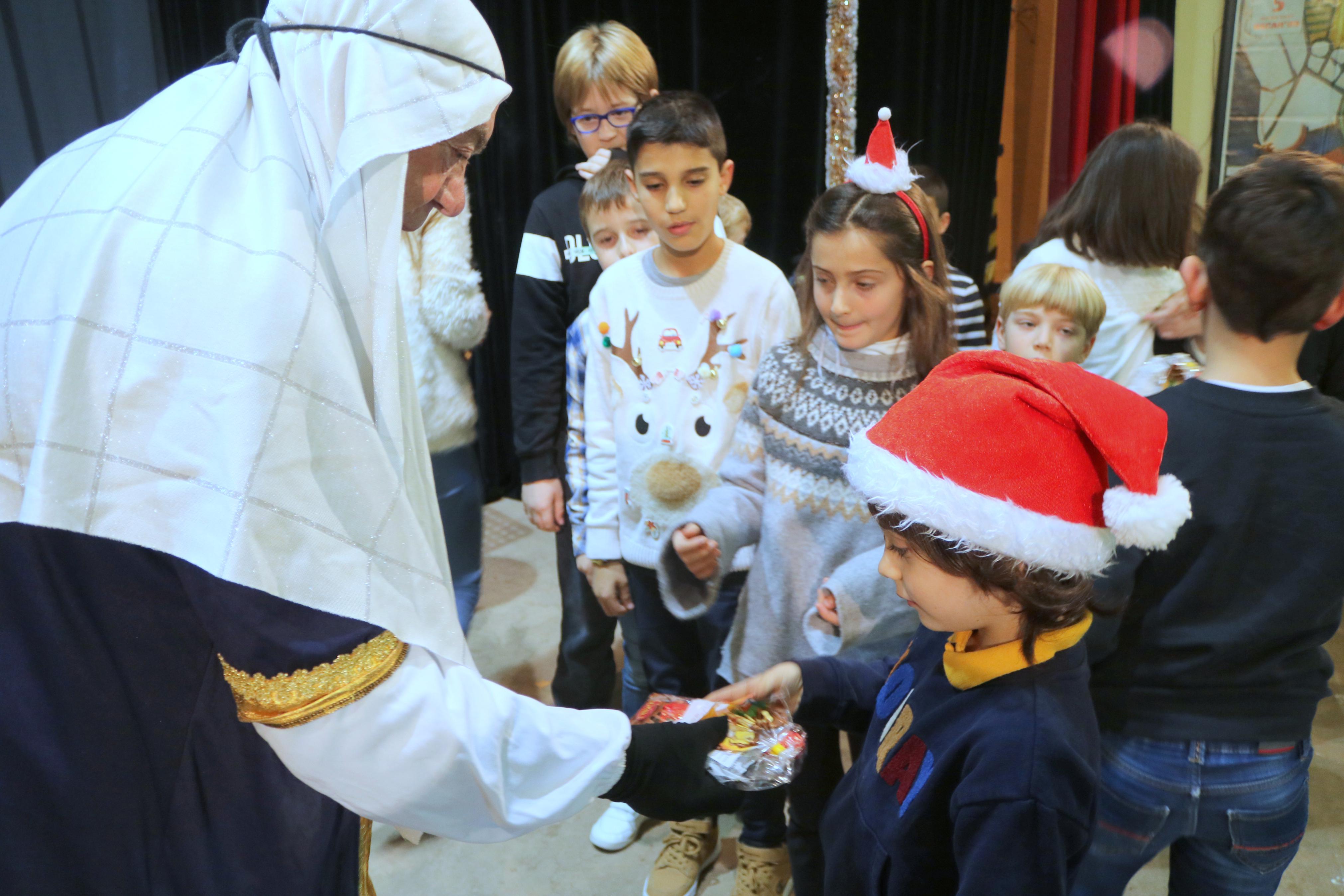 El Paje Real recogió las cartas de los niños y repartió numerosos regalos en Baltanás