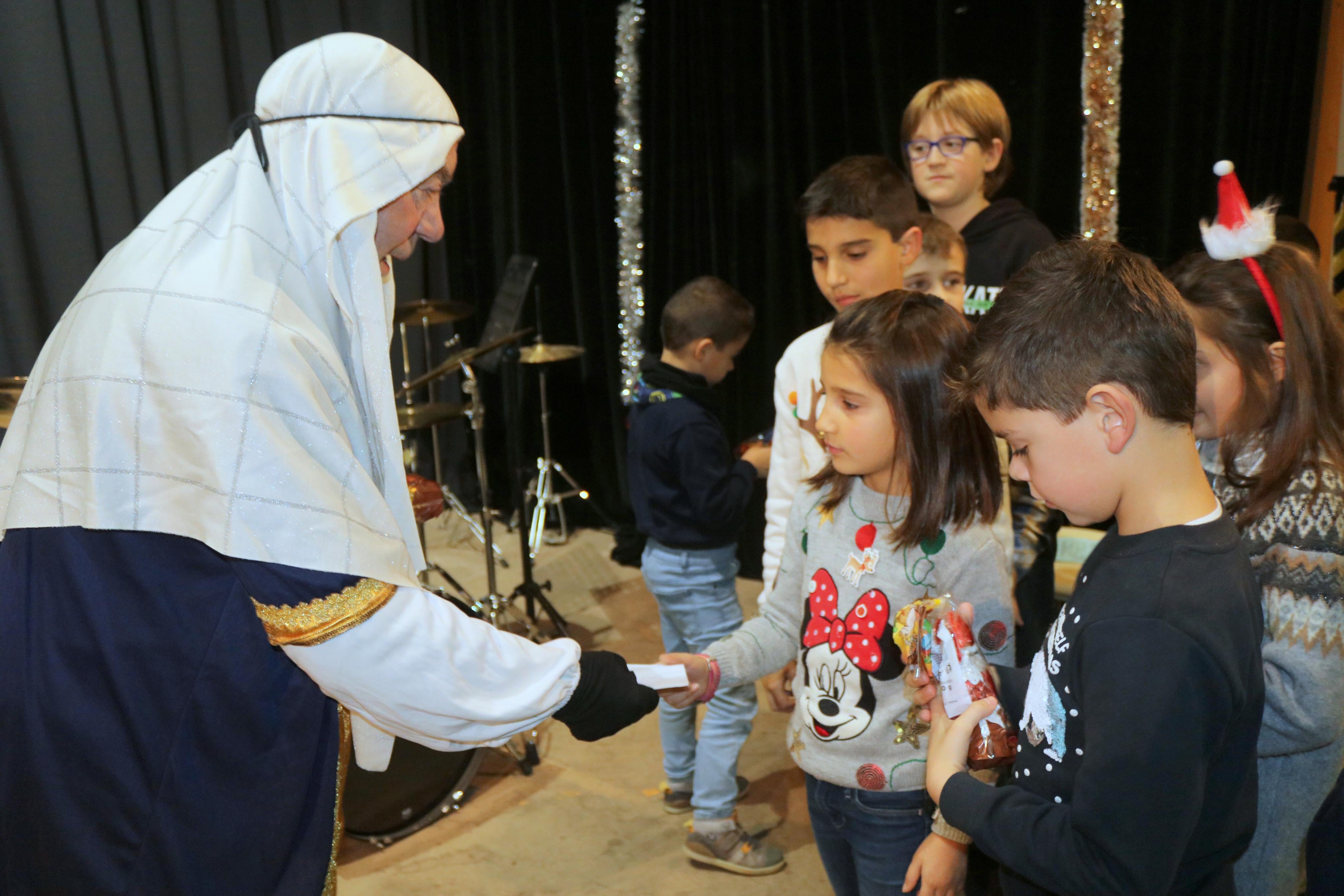 El Paje Real recogió las cartas de los niños y repartió numerosos regalos en Baltanás