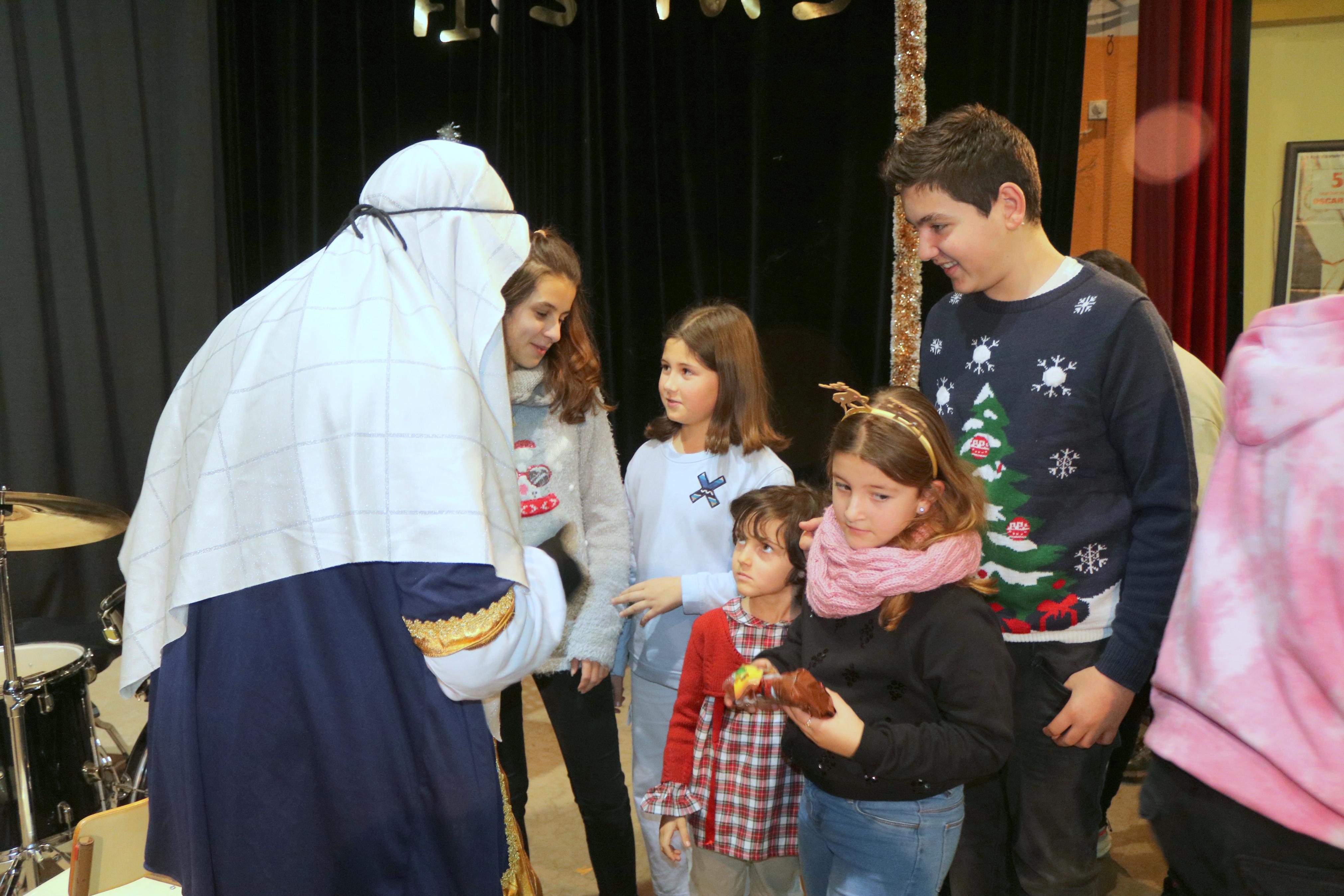 El Paje Real recogió las cartas de los niños y repartió numerosos regalos en Baltanás