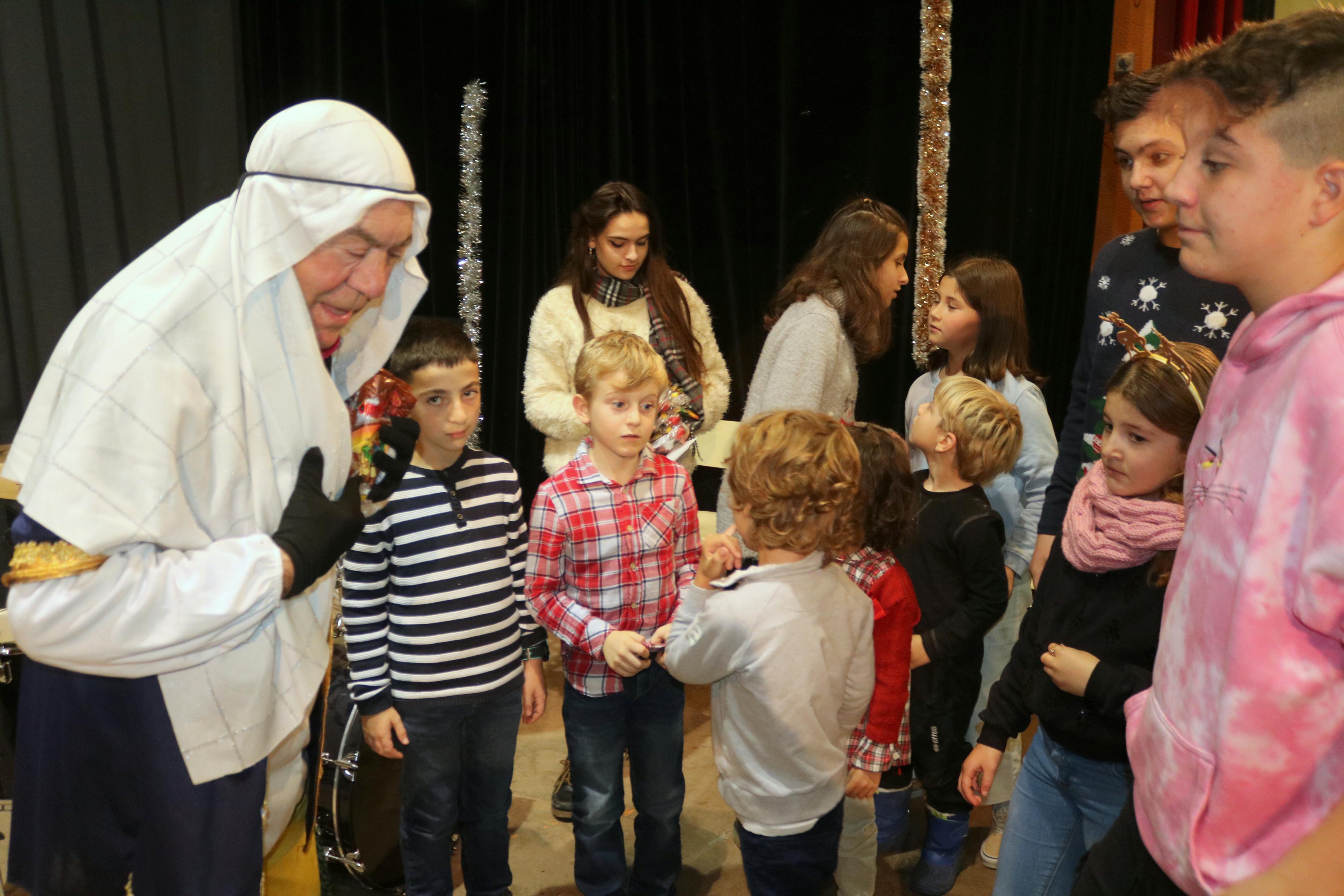 El Paje Real recogió las cartas de los niños y repartió numerosos regalos en Baltanás