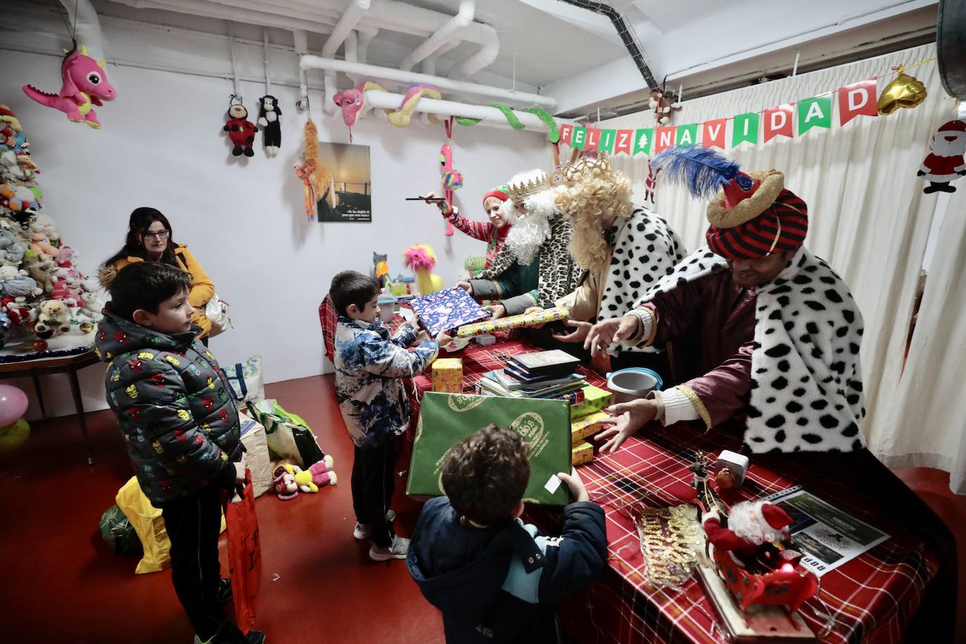 Cerca de 500 niños de 290 familias vulnerables de Valladolid, recibieron sus regalos de Reyes gracias a la plataforma 'Entre Todos Ayudamos' 