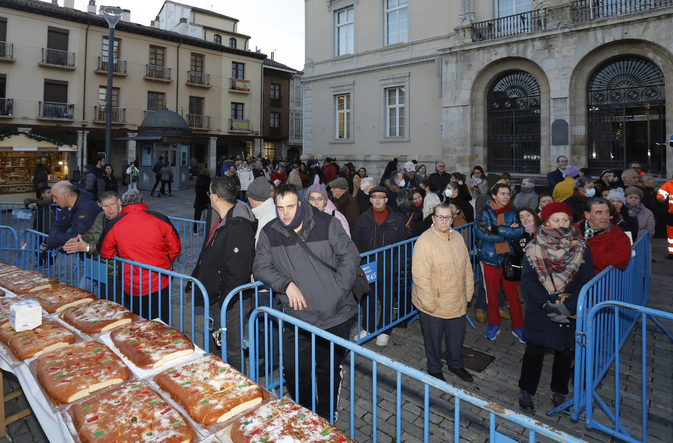 Se repartieron 7.500 raciones del dulce navideño en 75 minutos