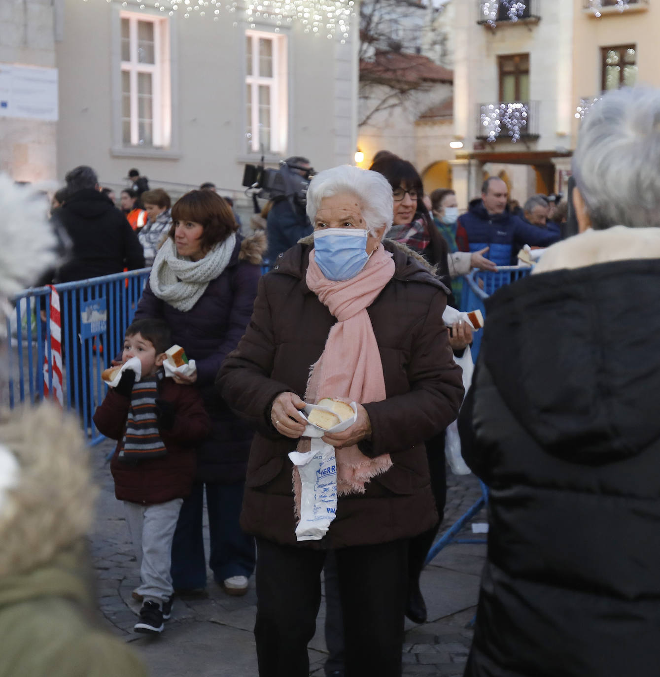 Se repartieron 7.500 raciones del dulce navideño en 75 minutos