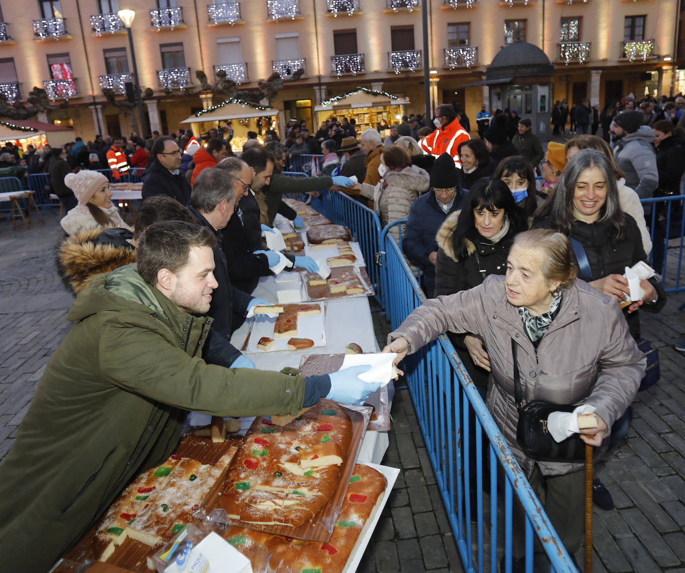 Se repartieron 7.500 raciones del dulce navideño en 75 minutos