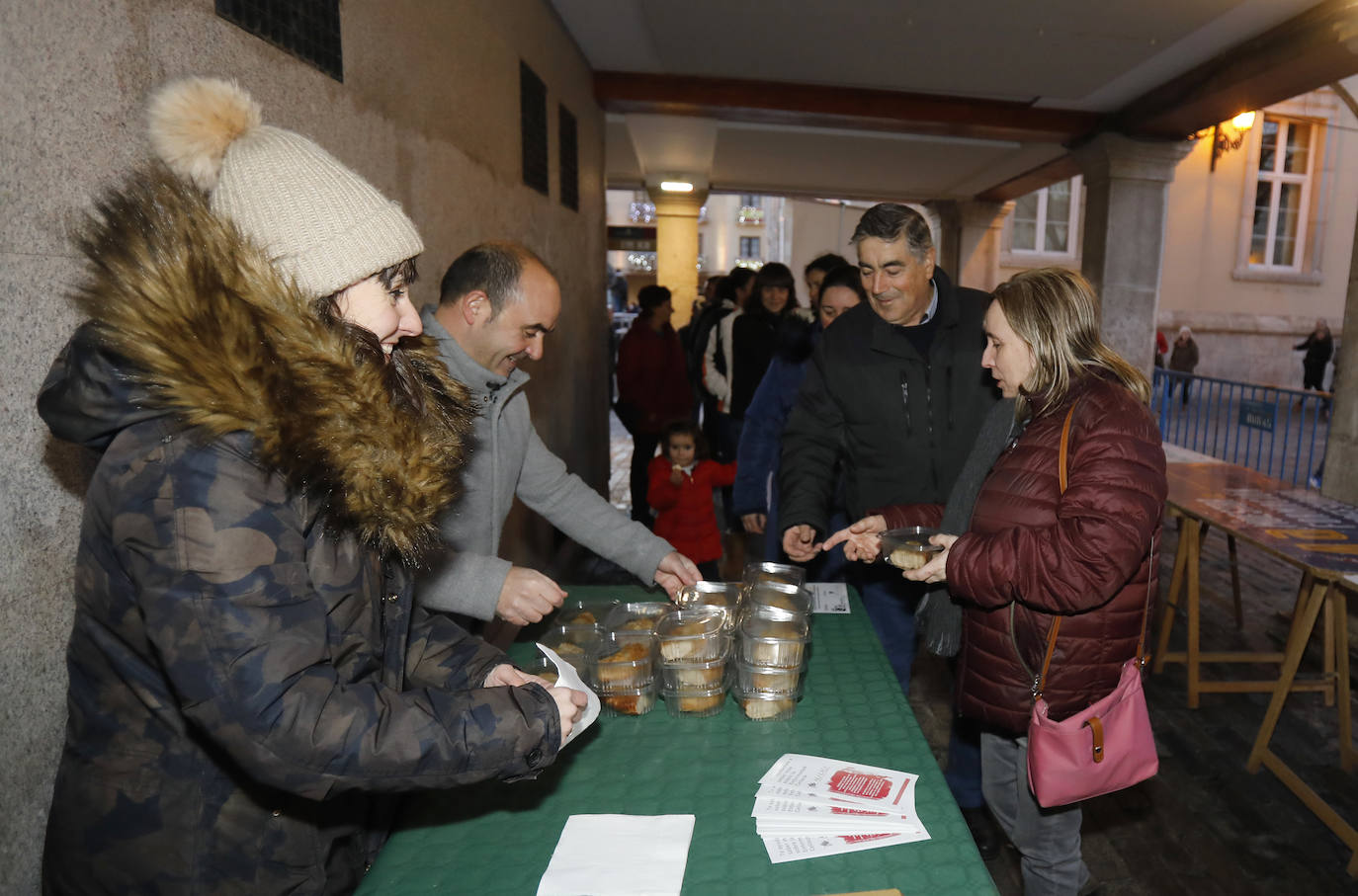 Se repartieron 7.500 raciones del dulce navideño en 75 minutos