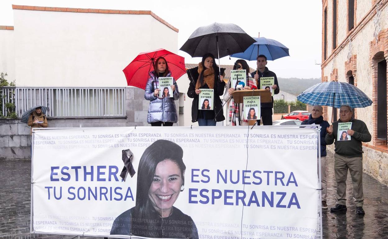 La familia de Esther López, en la última concentración del 2022 en Traspinedo. 