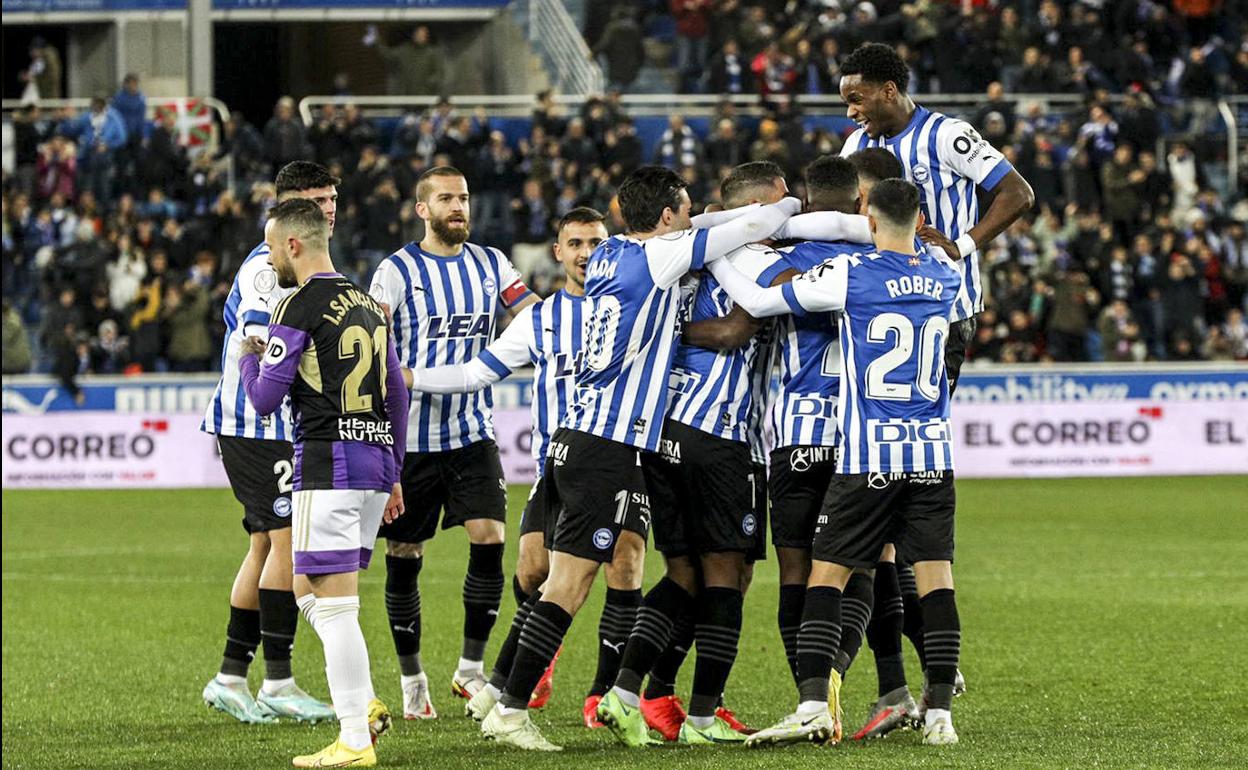 Los jugadores del Alavés celebran el primer gol. 