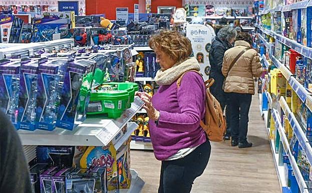Una mujer mira juguetes en El Corte Inglés, este miércoles.