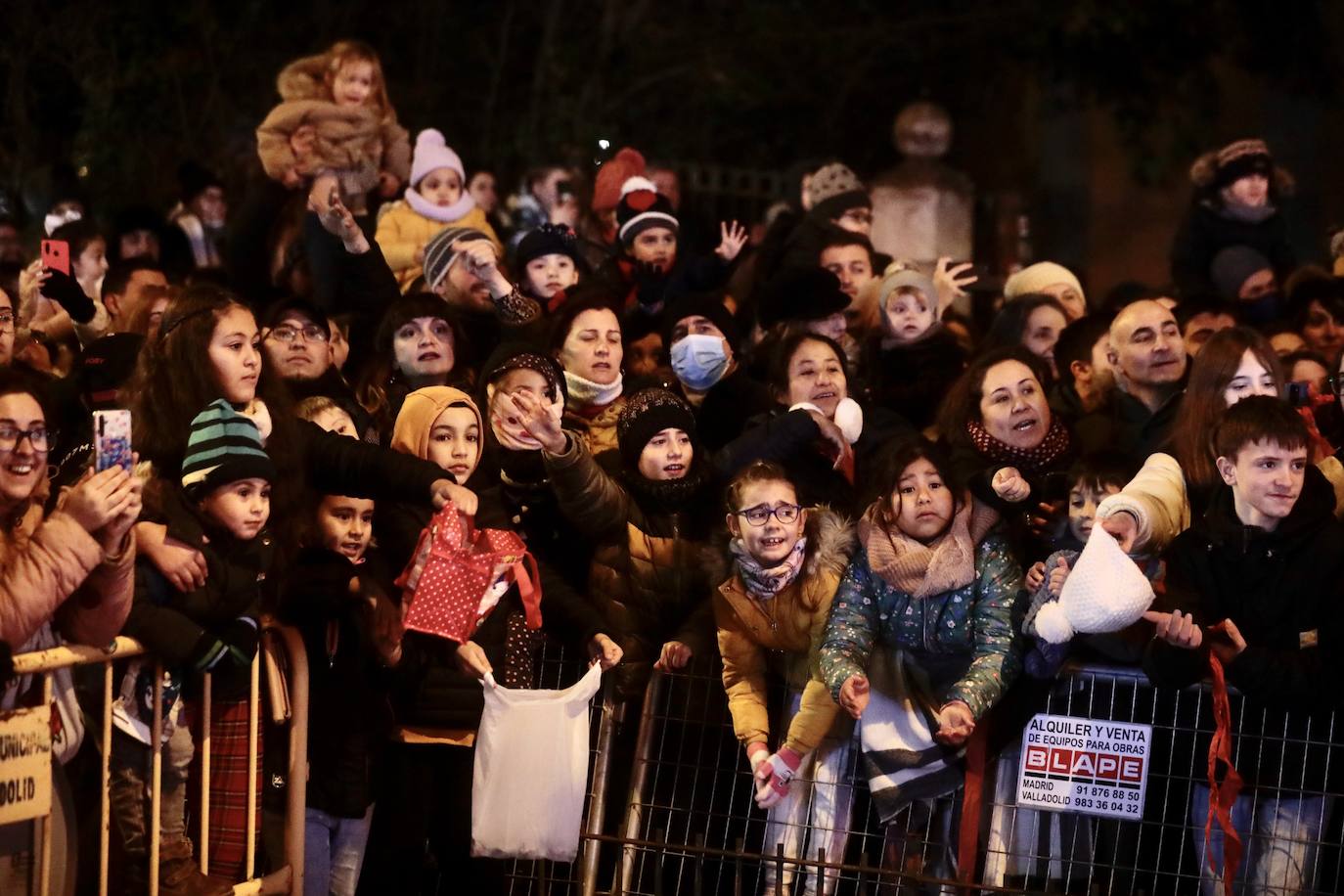 Fotos: Los Reyes Magos reparten ilusión y chucherías en Valladolid