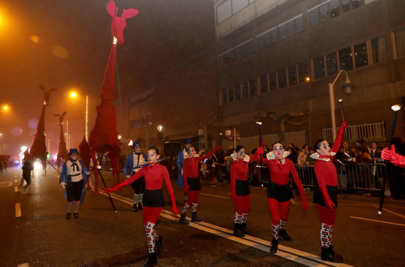 El desfile más multitudinario de la historia de la ciudad encandila a grandes y pequeños