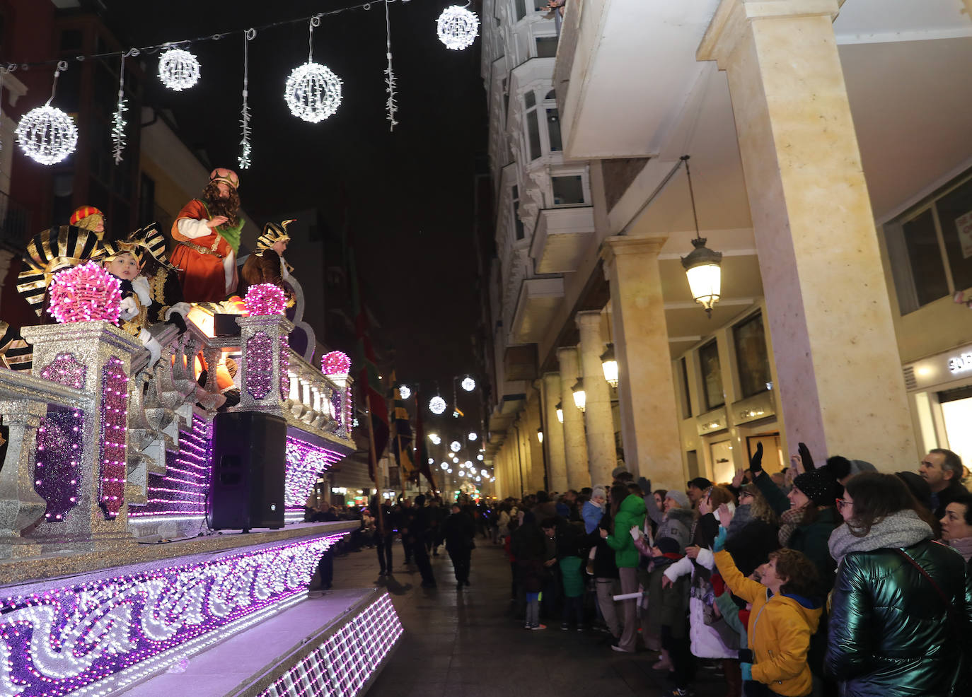 El desfile más multitudinario de la historia de la ciudad encandila a grandes y pequeños