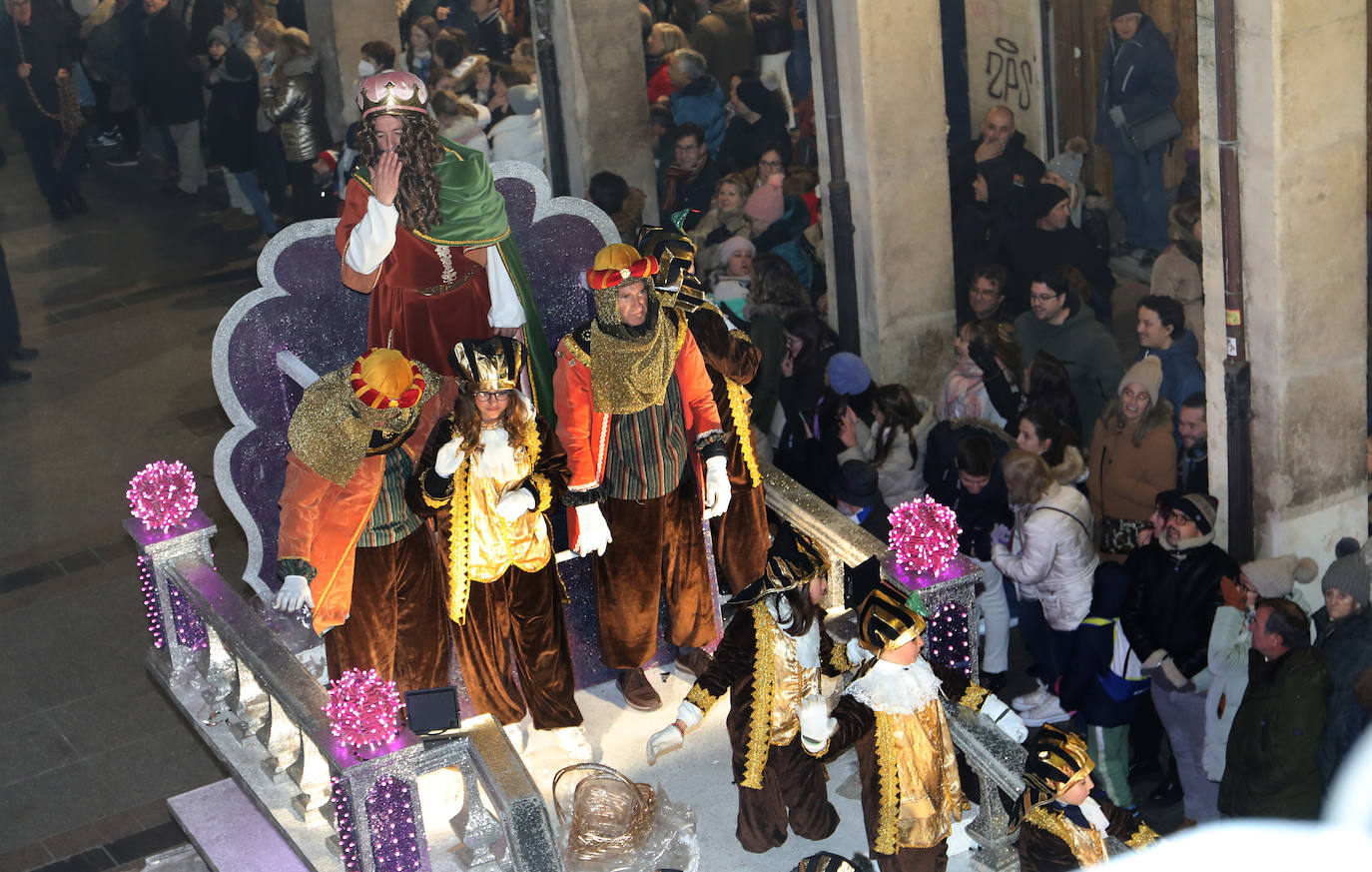 El desfile más multitudinario de la historia de la ciudad encandila a grandes y pequeños