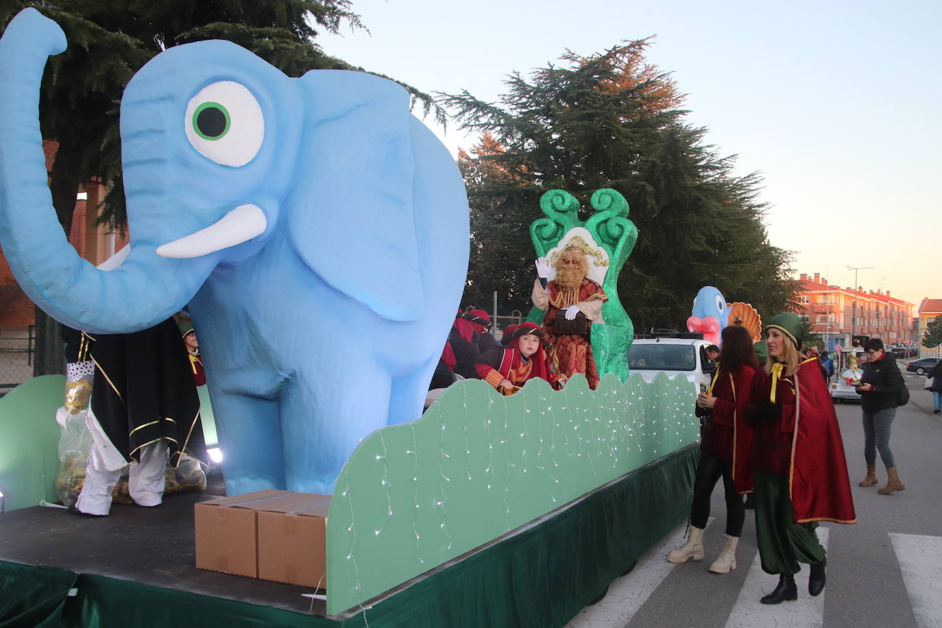 Baltasar, Gaspar y Melchor llegan a uno de los belenes vivientes en su recorrido de este jueves por Cuéllar