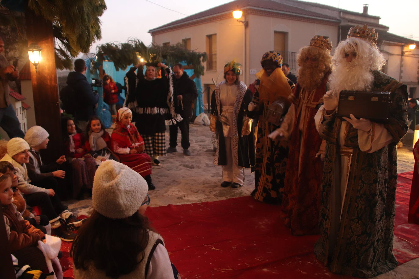 Baltasar, Gaspar y Melchor llegan a uno de los belenes vivientes en su recorrido de este jueves por Cuéllar