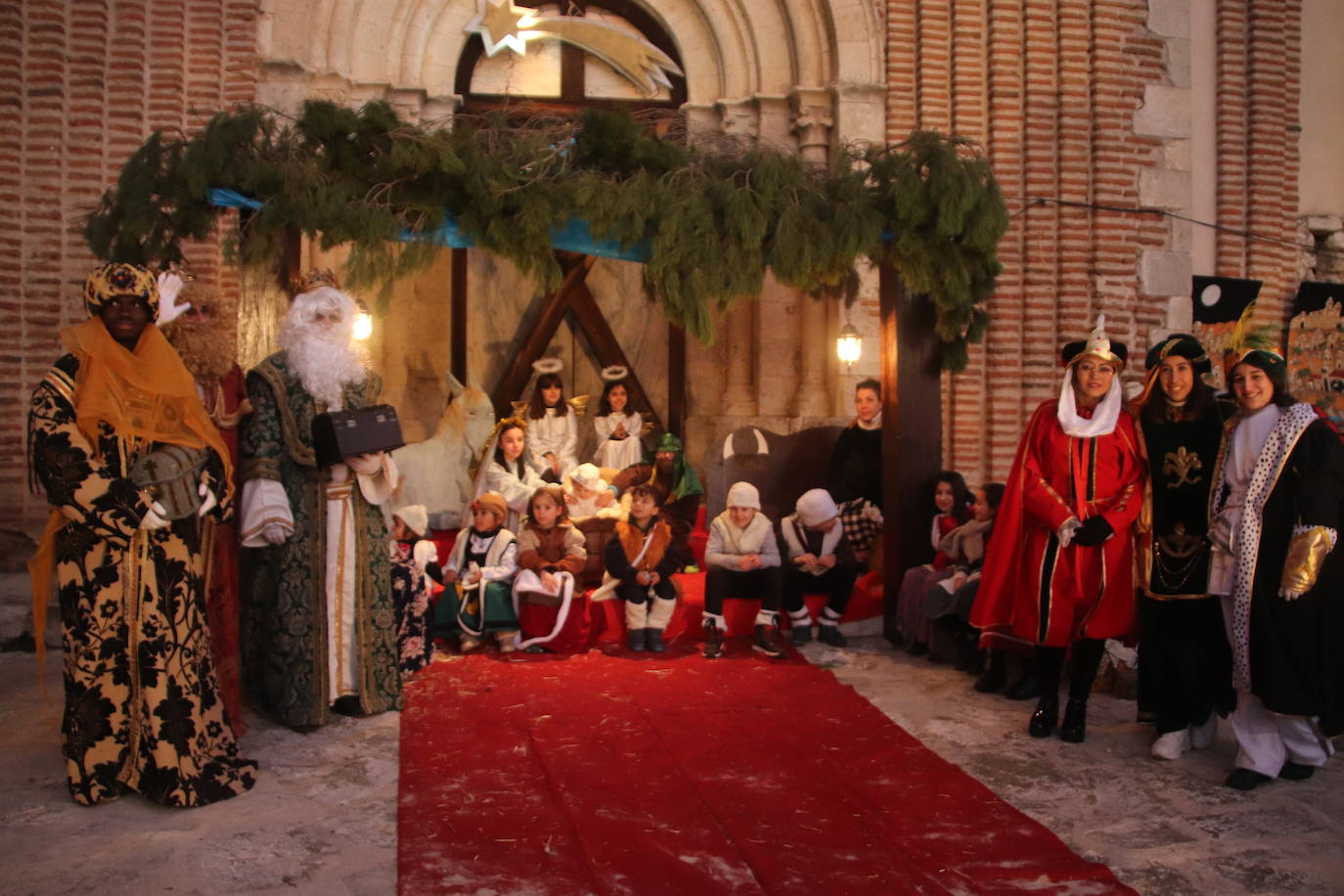 Baltasar, Gaspar y Melchor llegan a uno de los belenes vivientes en su recorrido de este jueves por Cuéllar