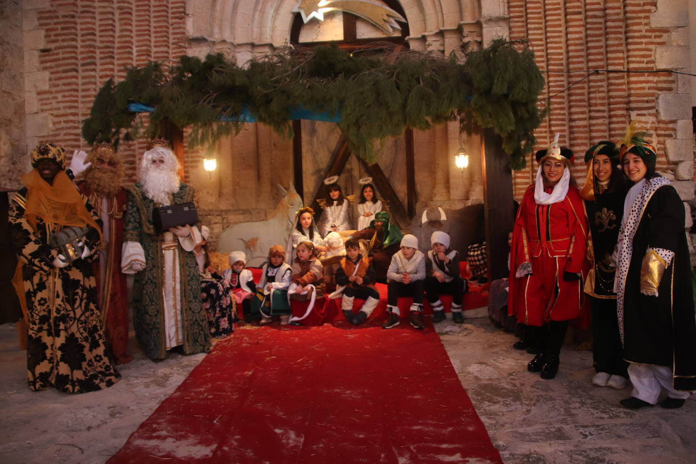 Baltasar, Gaspar y Melchor llegan a uno de los belenes vivientes en su recorrido de este jueves por Cuéllar