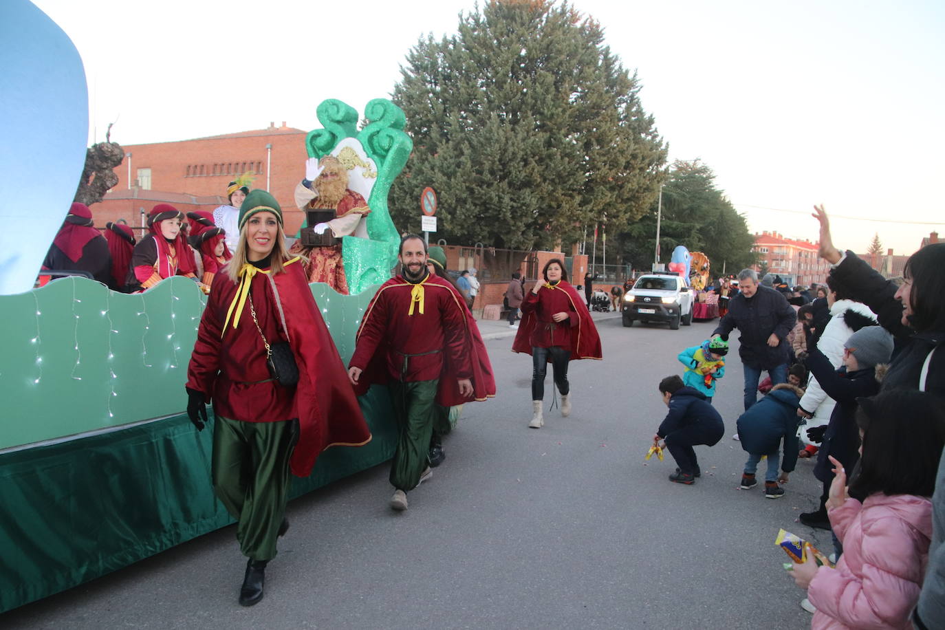 Baltasar, Gaspar y Melchor llegan a uno de los belenes vivientes en su recorrido de este jueves por Cuéllar