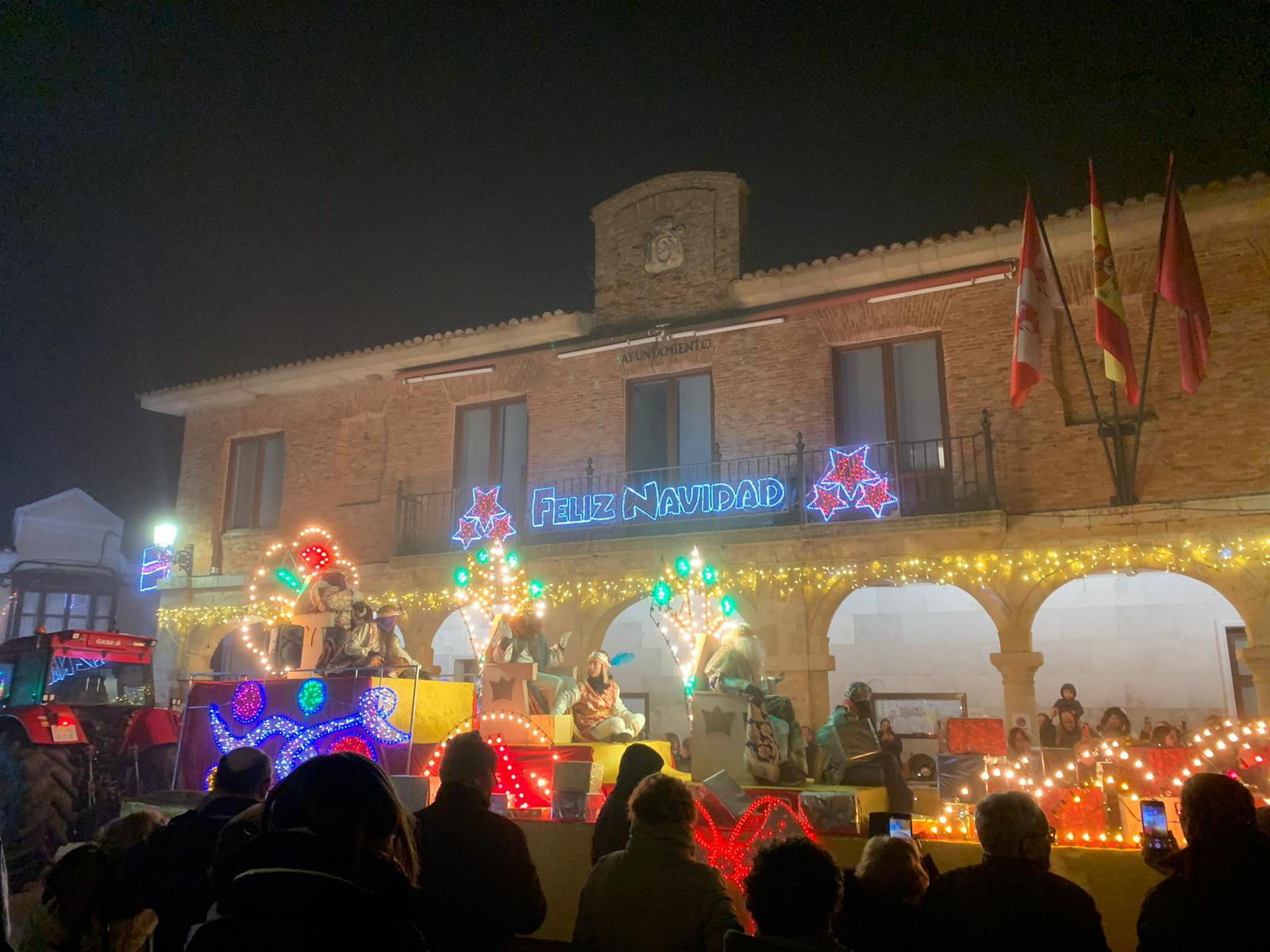 La cabalgata de Mayorga a su paso por el Ayuntamiento del municipio.