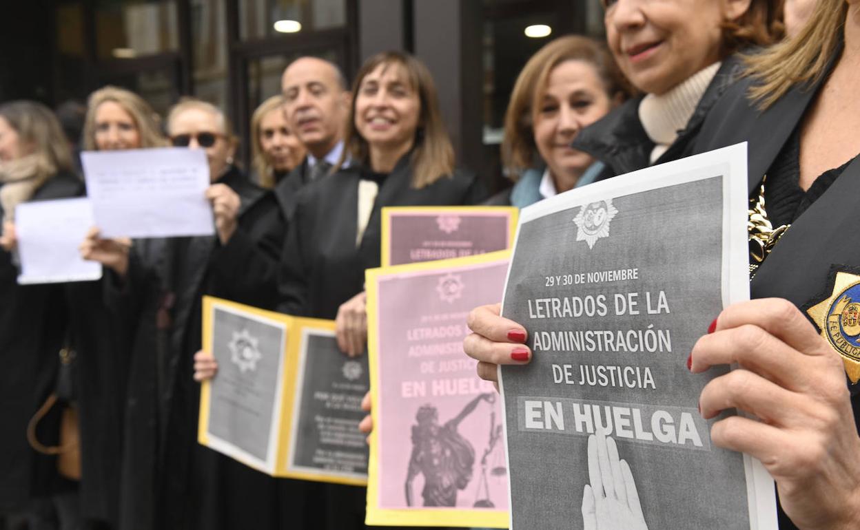 Letrados de la Administración de Justicia en una de las últimas concentraciones del año en la que reivindicaron sus derechos laborales. 