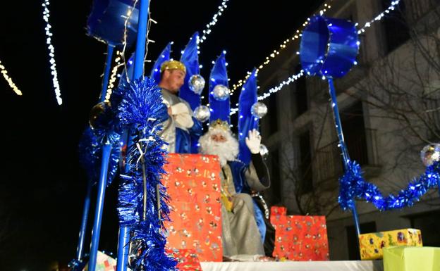 Galería. Melchor saluda a los espinariegos que esta Noche de Reyes han salido a la calle para disfrutar de la cabalgata. 