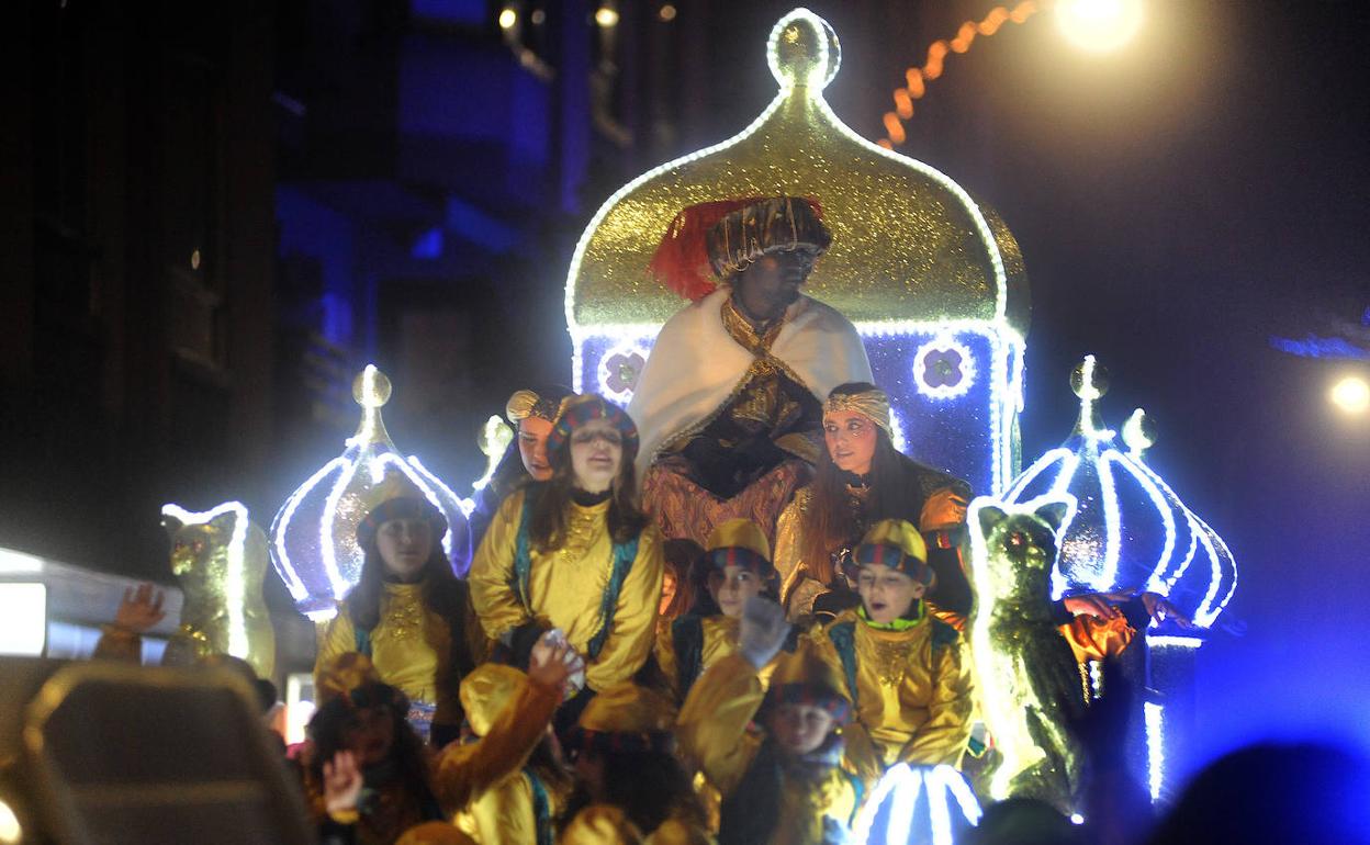 El neón ha sido el elemento decorativo protagonista en las carrozas, e incluso en el vestuario, en esta nueva edición de la Cabalgata de Reyes de Medina del Campo.