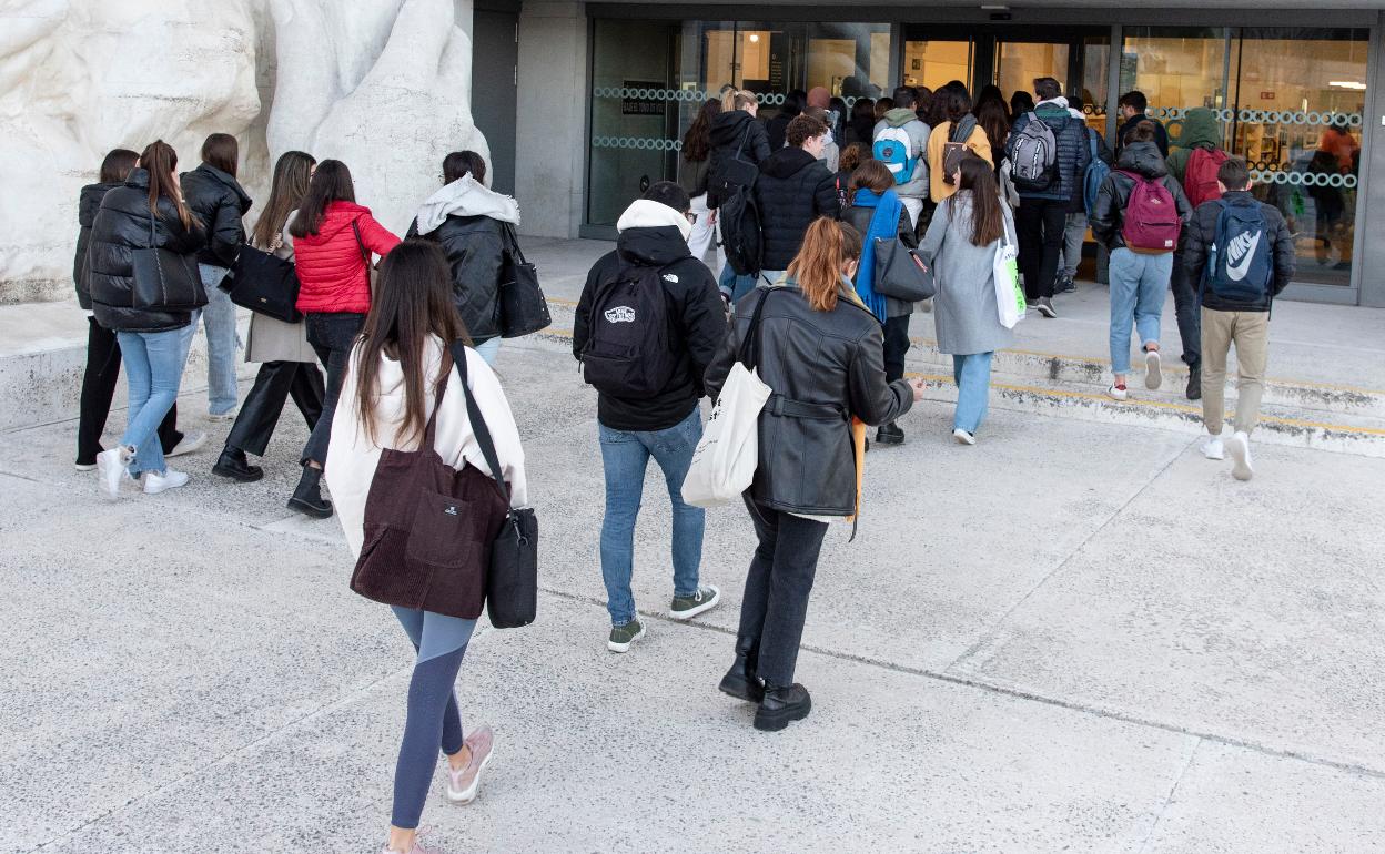 Colas en la Biblioteca: «Como no vengas a las nueve, te quedas sin sitio» |  El Norte de Castilla