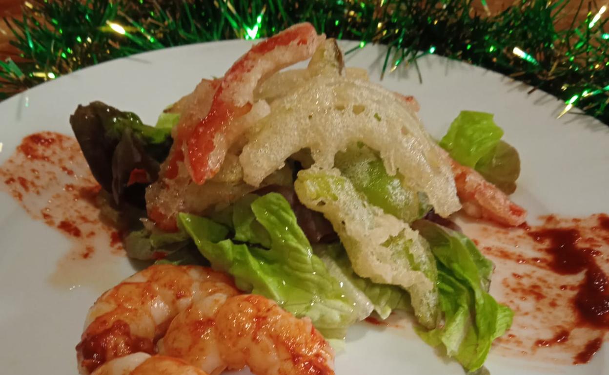 Ensalada de langostinos y tempura con salsa romesco