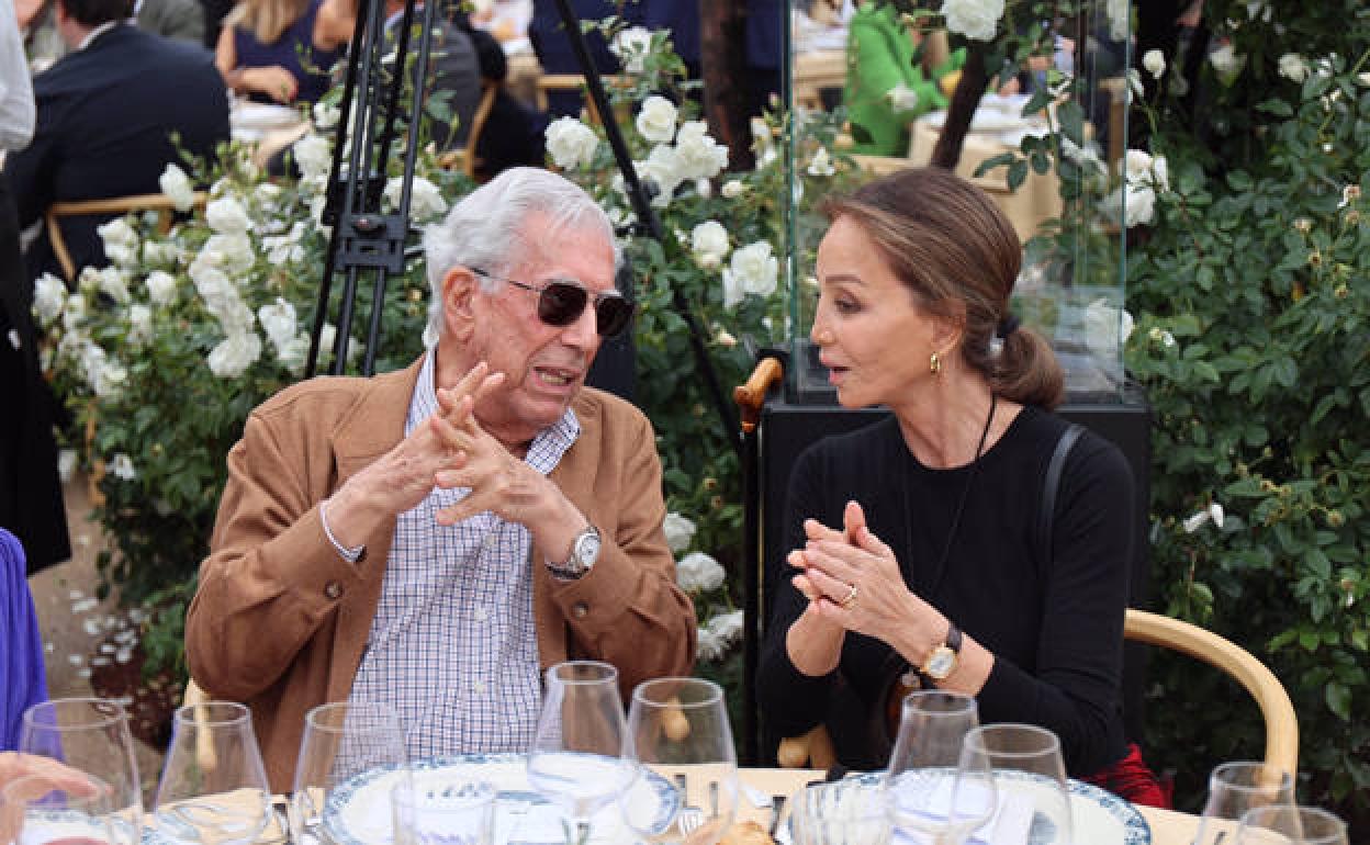 Isabel Preysler con Mario Vargas Llosa, en una imagen de archivo. 