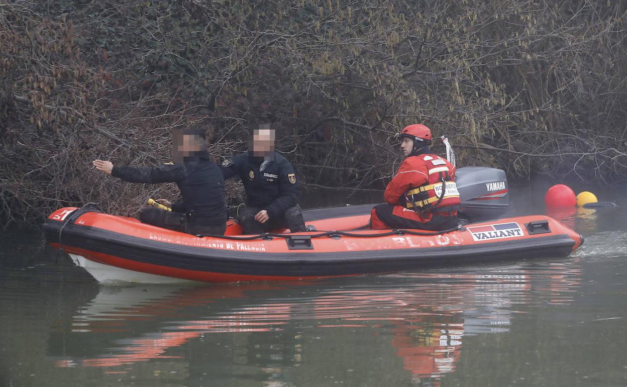 Buzos de los GEO de la Policía Nacional balizan la zona de búsqueda junto a un bombero de la capital.