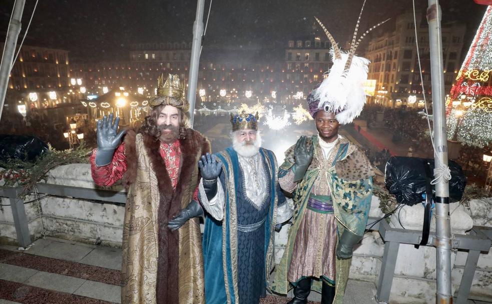 Melchor, Gaspar y Baltasar saludan a los vallisoletanos desde el balcón del Ayuntamiento.