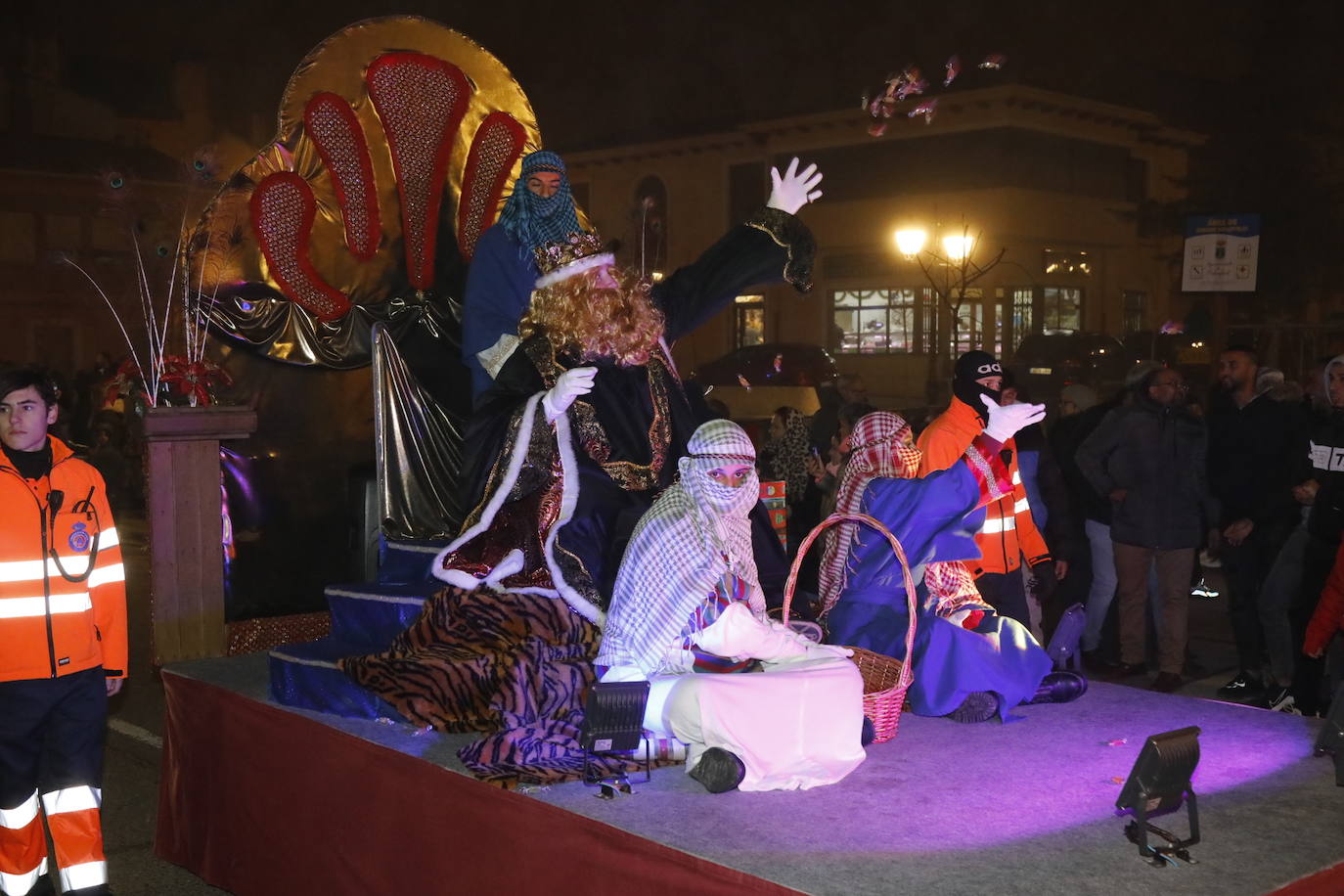 Gaspar lanza caramelos a los niños de Peñafiel.