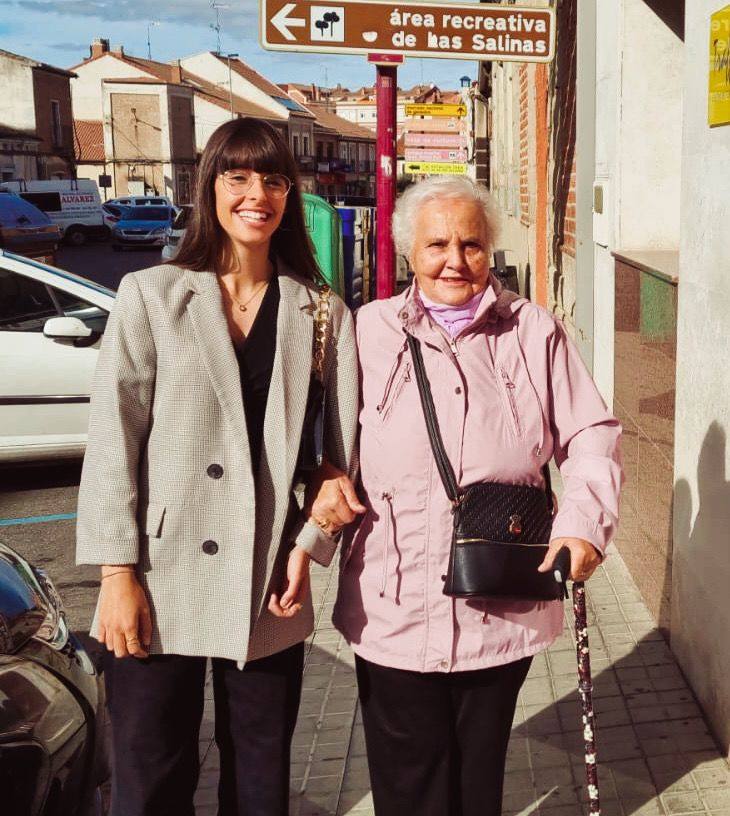 Vicenta junto con su nieta Estrella quien lanzó un mensaje a través de las redes sociales para encontrar los orígenes de su abuela 