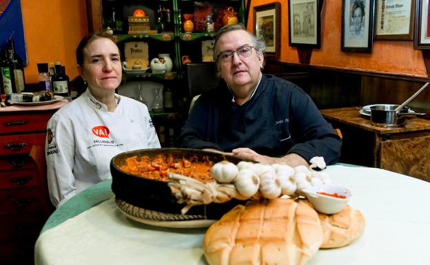 Teresa Martín y Jesús Alejos, con sus sopas de ajo con costra al horno, una receta de su madre Ángela 